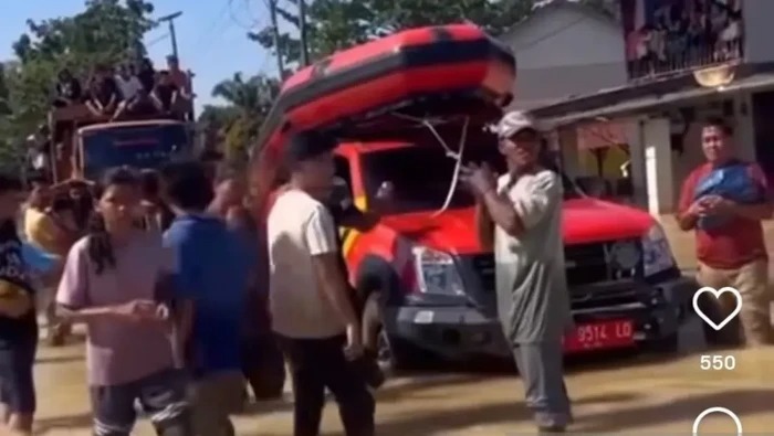 Tangkapan layar - video viral yang menunjukkan masyarakat mengamuk kepada personel Basarnas yang tengah bertugas.