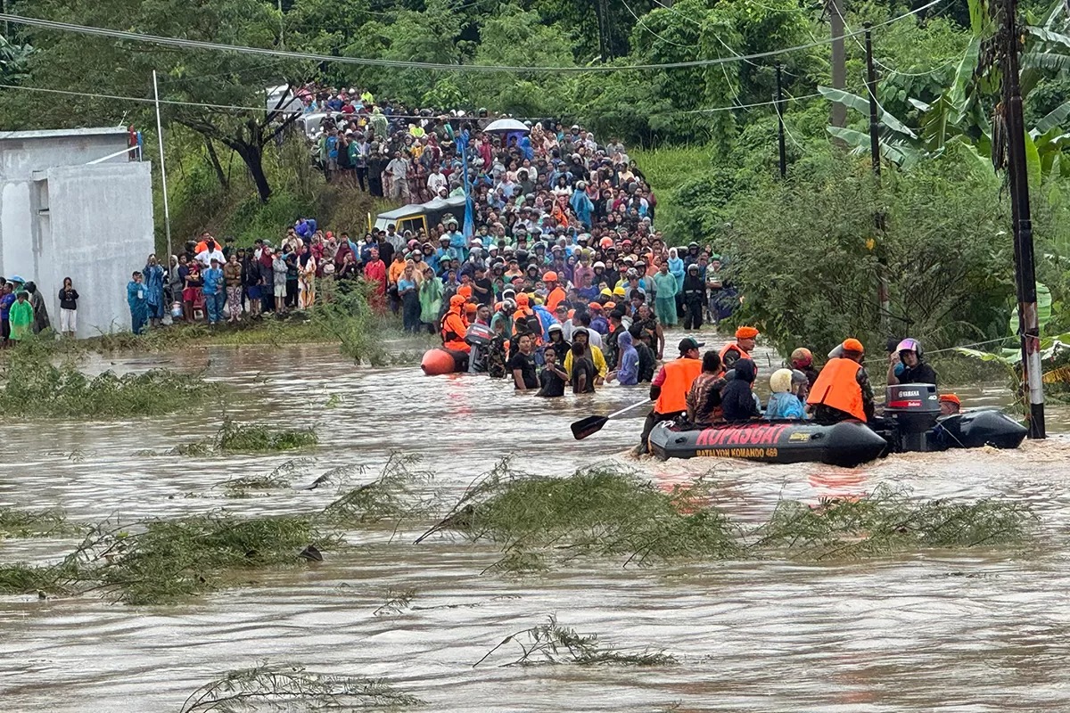 Prajurit Kopasgat TNI AU membantu para korban terdampak banjir di Sumut.