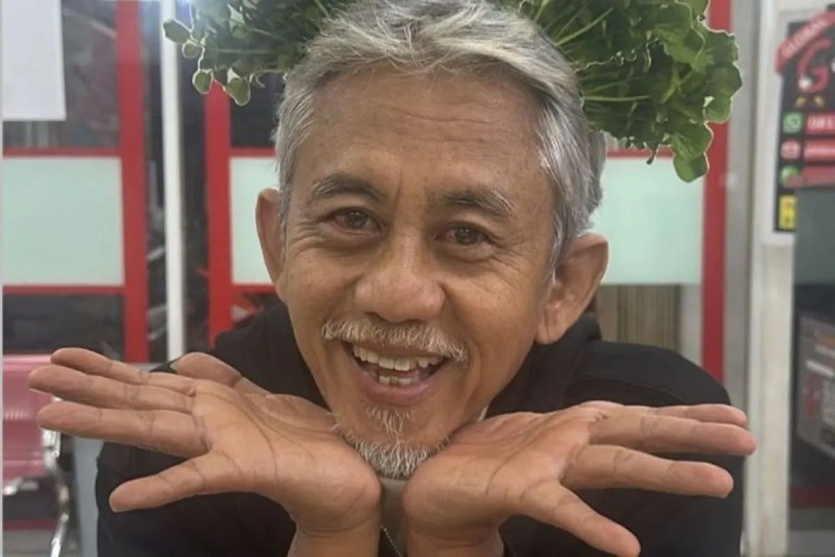Aktor senior sekaligus penyanyi Epy Kusnandar dikabarkan telah meninggal dunia pada usia 61 tahun.