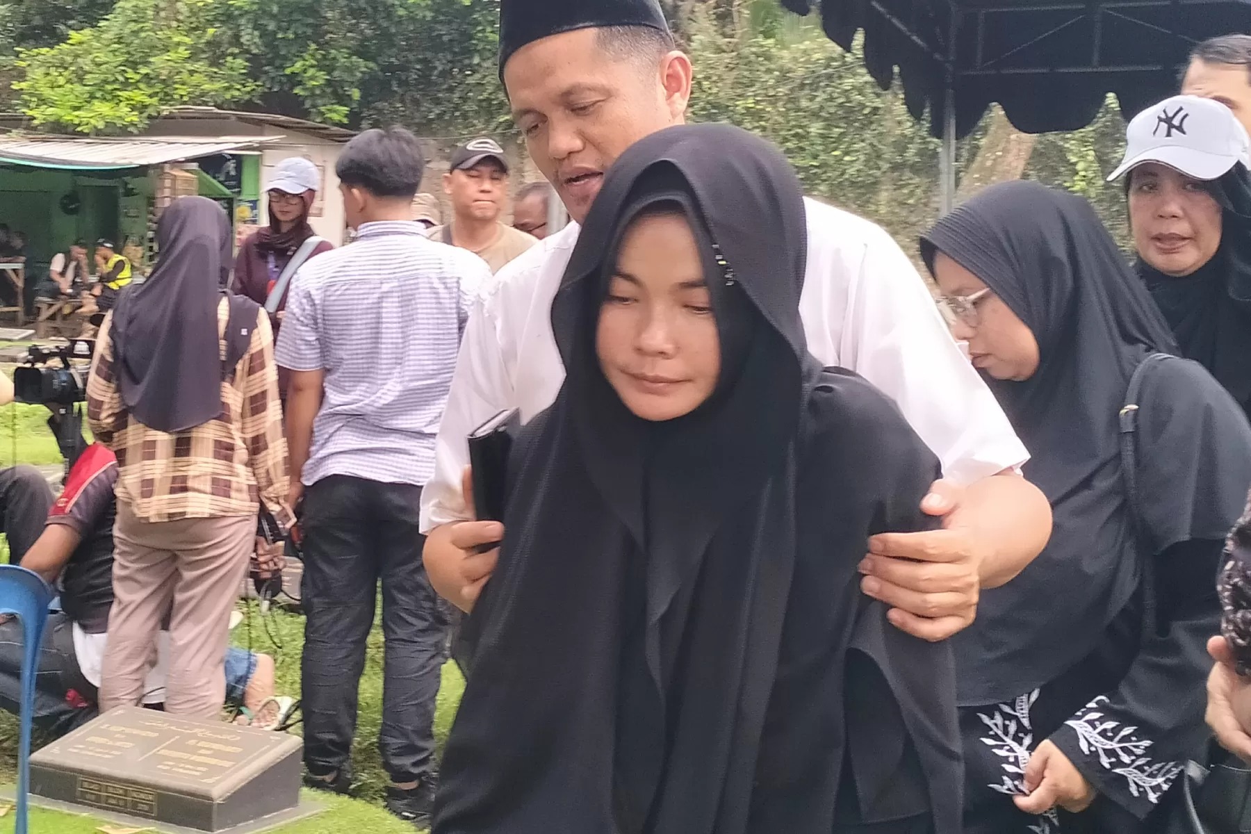 Karina Ranau di pemakaman Epy Kusnandar di TPU Jeruk Purut Jakarta Selatan, Kamis (4/12/2025).