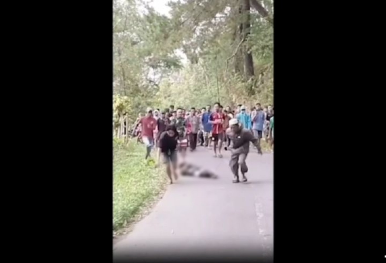 Tangkapan layar video viral pelaku pemerkosaan diarak keliling kampung.