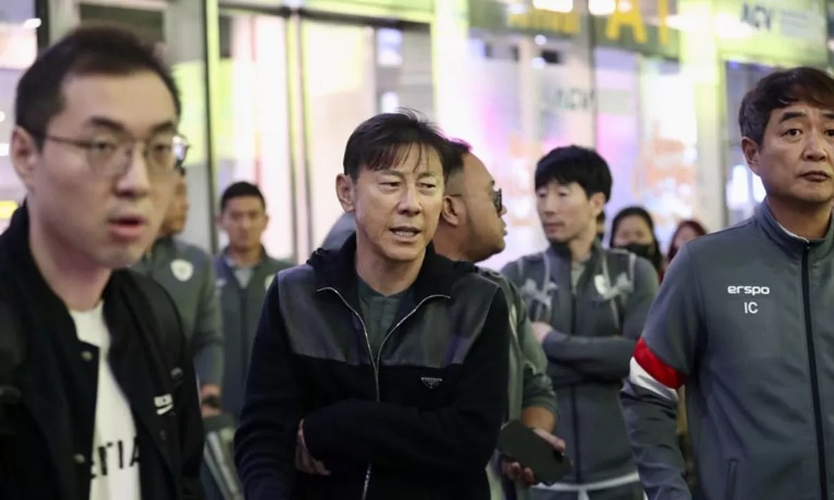 Shin Tae-yong bersama jajaran pelatihnya saat membesut Timnas Indonesia.