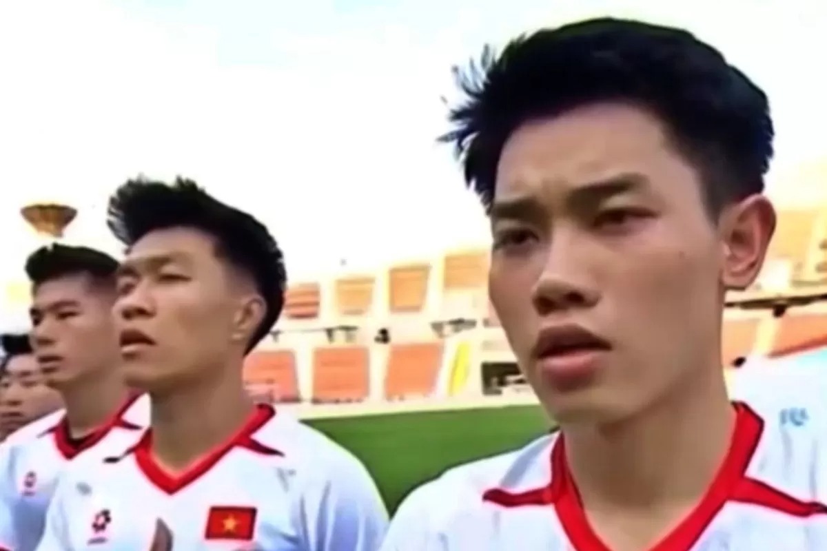 Laga sepakbola antara Vietnam vs Laos di Stadion Rajamangala diwarnai tidak adanya iringan musik saat lagu kebangsaan.