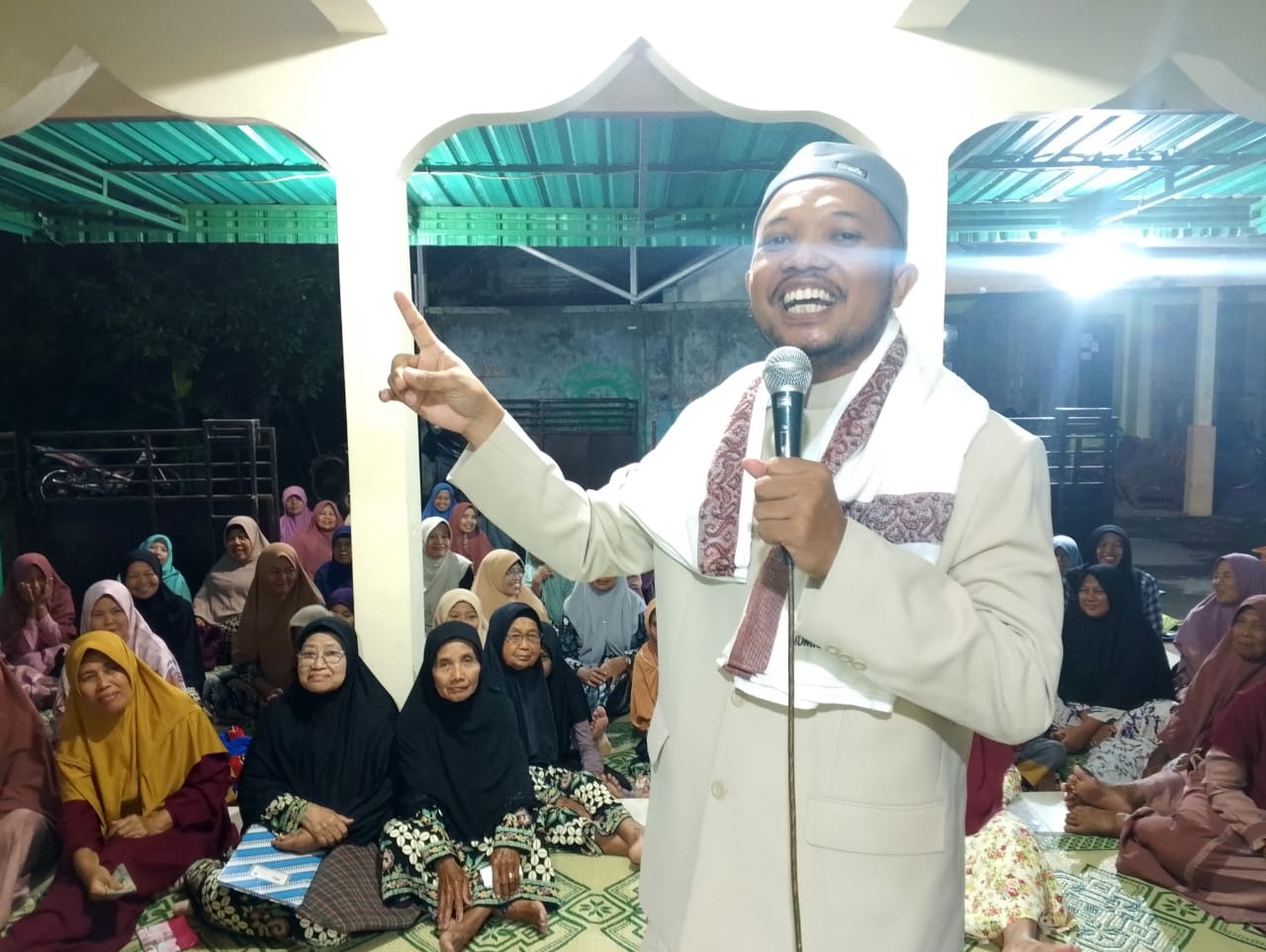 Dai champions standardisasi Majelis Ulama Indonesia Pusat, Dwi Jatmiko di hadapan Jemaah sebanyak 200 peserta pengajian di Samporan, Giriroto, Kecamatan Ngemplak, Boyolali, Kamis Malam (4/12/2025).