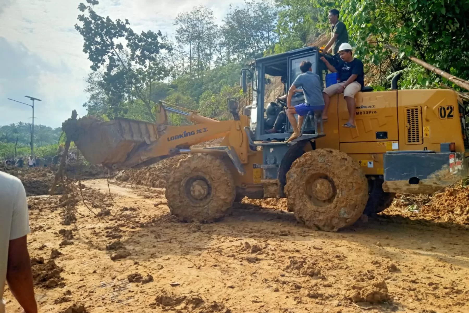Alat berat dikerahkan untuk membuka akses dari Sumatera Utara menuju Aceh Tamiang.