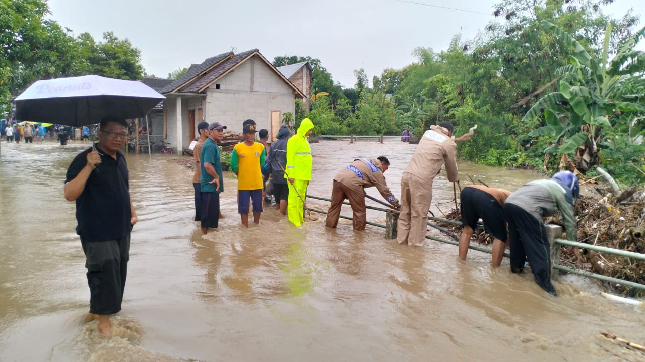 Hujan deras pada Kamis (4/12) memicu tanah longsor dan banjir di Kabupaten Sragen.