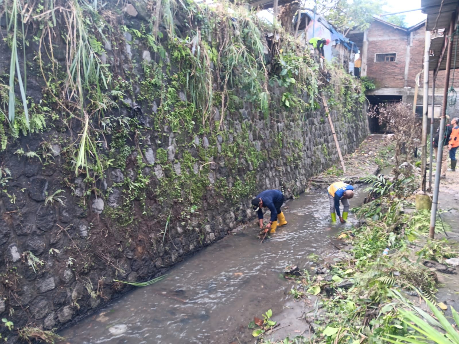 Wabup Benny terjunkan 100 personel dan ajak warga tingkatkan kepedulian lingkungan untuk cegah banjir berulang.