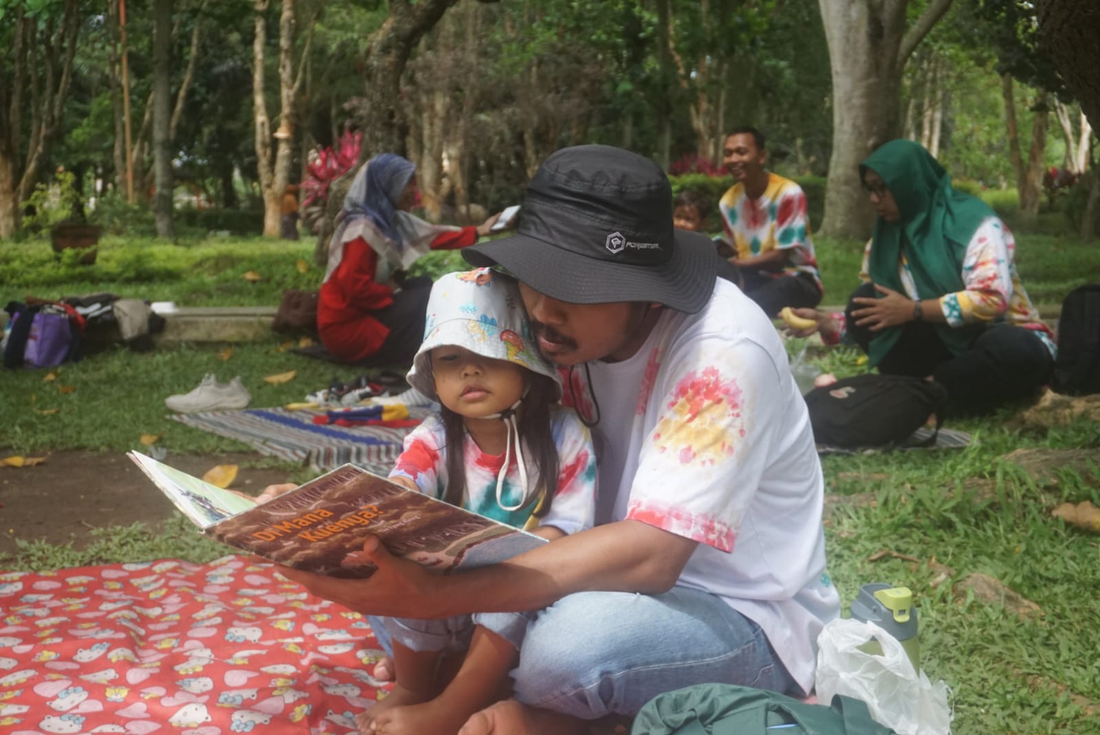 Ilustrasi - Kedekatan ayah dan anak.