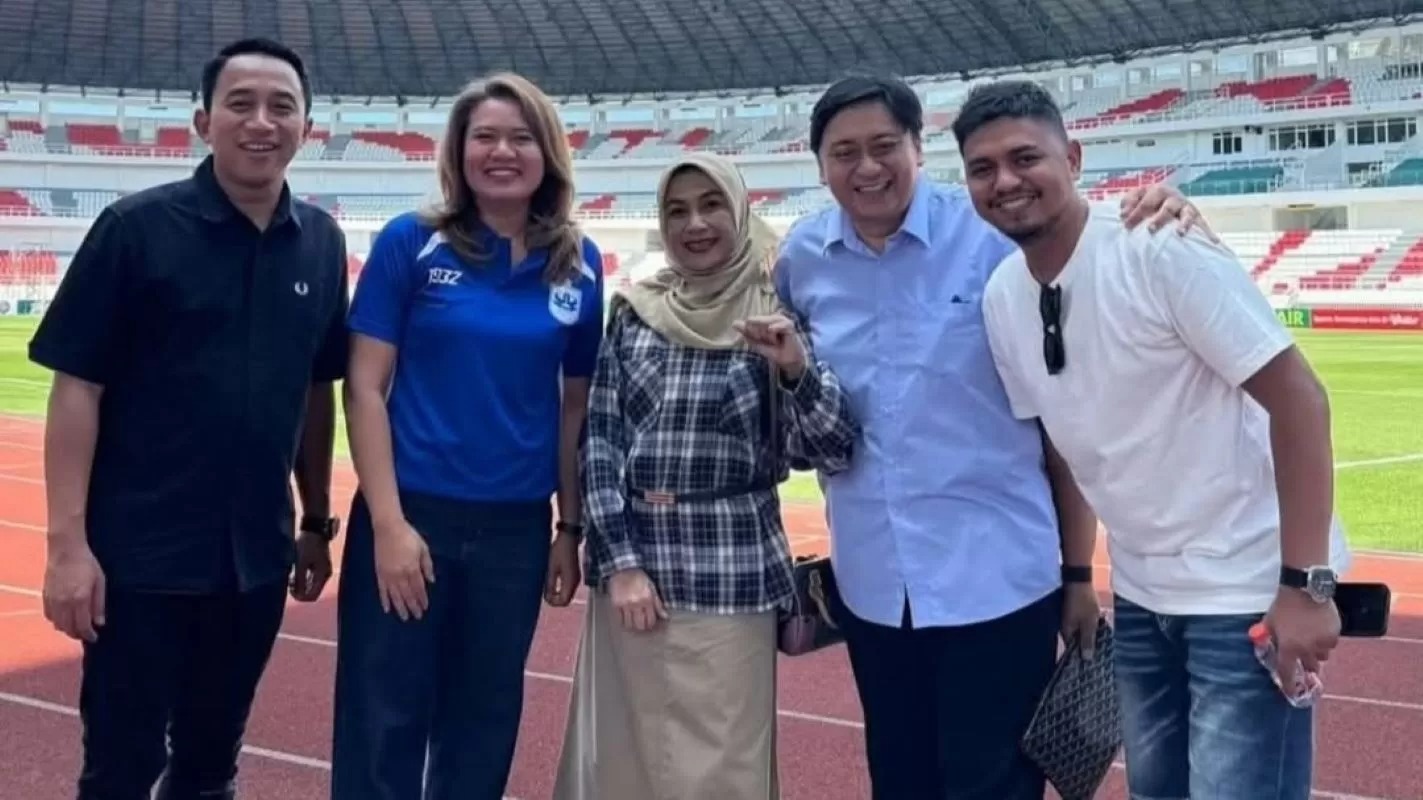 Manajer PSIS Semarang Wafa Amri (kanan) bersama Datu Nova dan Faris Julinar.
