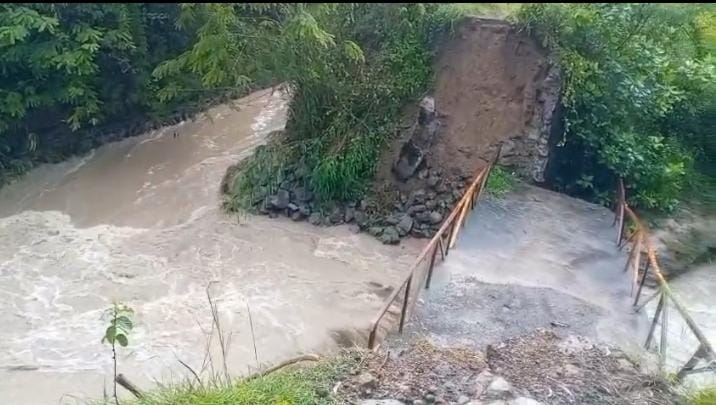 Mengenaskan :  Kondisi jembatan penghubung dua dusun di Desa Rejosari, Gondangrejo, Karanganyar yang ambrol setelah hujan yang terjadi pada Jumat (5/12) sore.