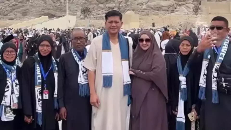 Unggahan foto Bupati Aceh Selatan Mirwan MS bersama keluarga menjalankan ibadah umrah menyebar luas di media sosial di tengah musibah bencana banjir Aceh Selatan.