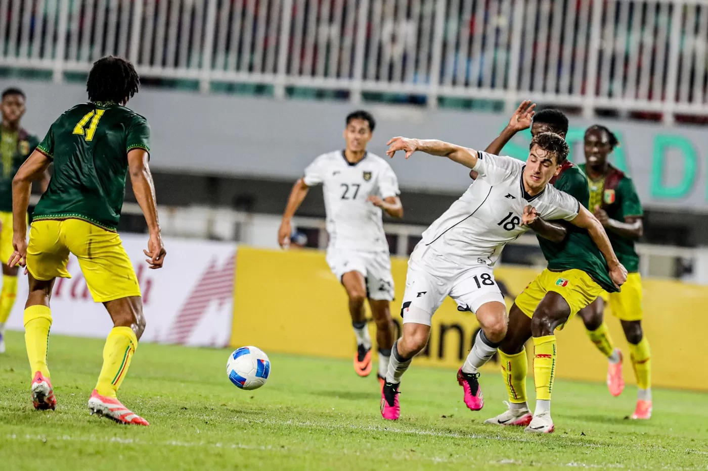 Pesepak bola Timnas Indonesia U-22 berebut bola dengan pesepak bola Mali U-22 pada laga uji coba FIFA Match Day di Stadion Pakansari, Kabupaten Bogor, Jawa Barat, Selasa (18/11/2025).