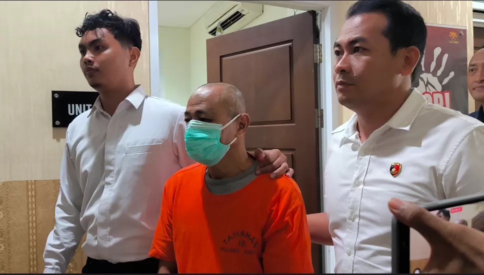 SRT hanya bisa tertunduk lesu saat digiring menuju sel tahanan Polres Gresik. Kakek 59 tahun itu terbukti melakukan kekerasan seksual terhadap pelajar SMA berusia 16 tahun.