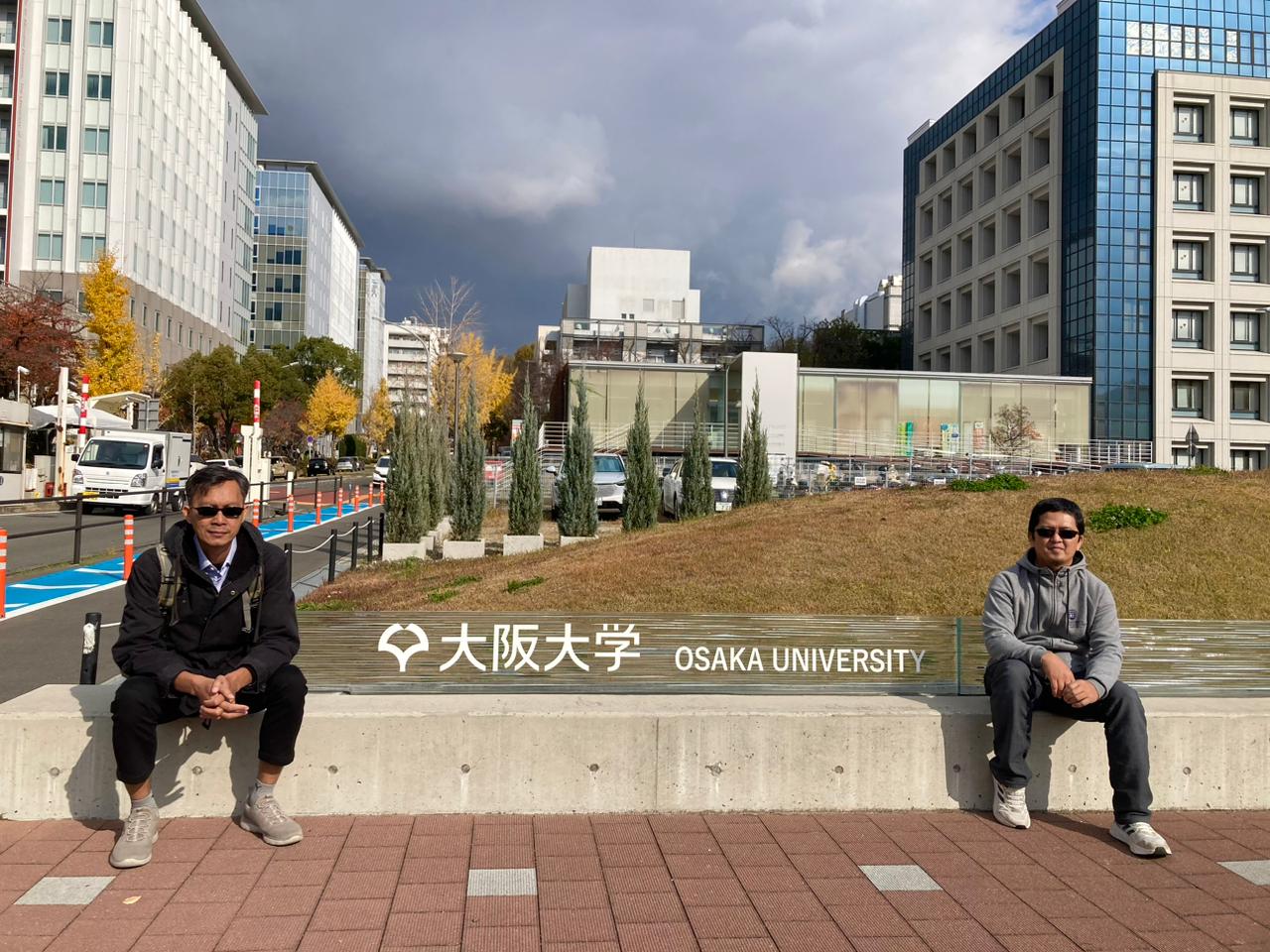 Dua Dosen UMS (kanan) Dr. Dedi Gunawan, S.T., M.Sc., dan (kiri) Dr.Eng. Yusuf Sulistyo Nugroho, S.T., M.Eng., di Osaka University, Jepang