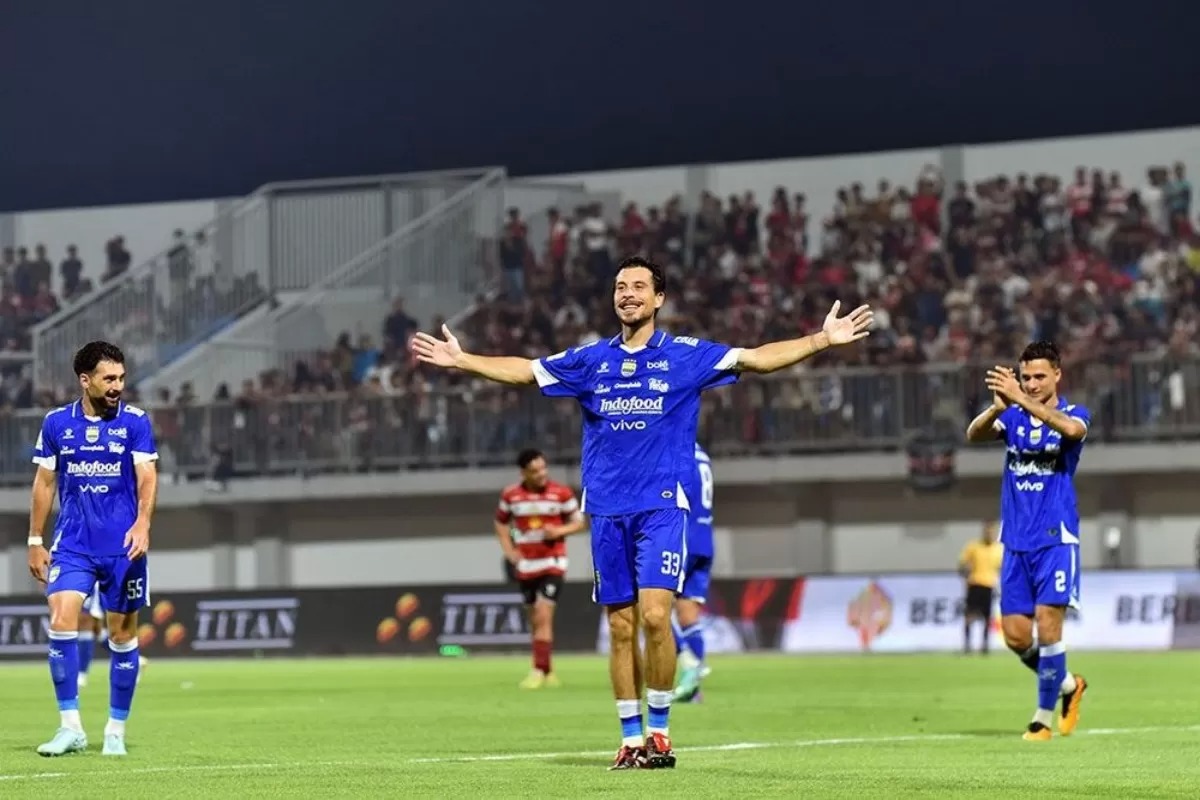 Gelandang Persib Bandung Thom Haye (tengah).