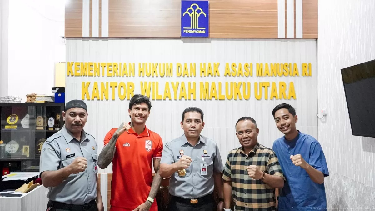 Ciro Alves (dua dari kiri) mengajukan naturalisasi untuk menjadi WNI melalui Kanwil Maluku Utara.