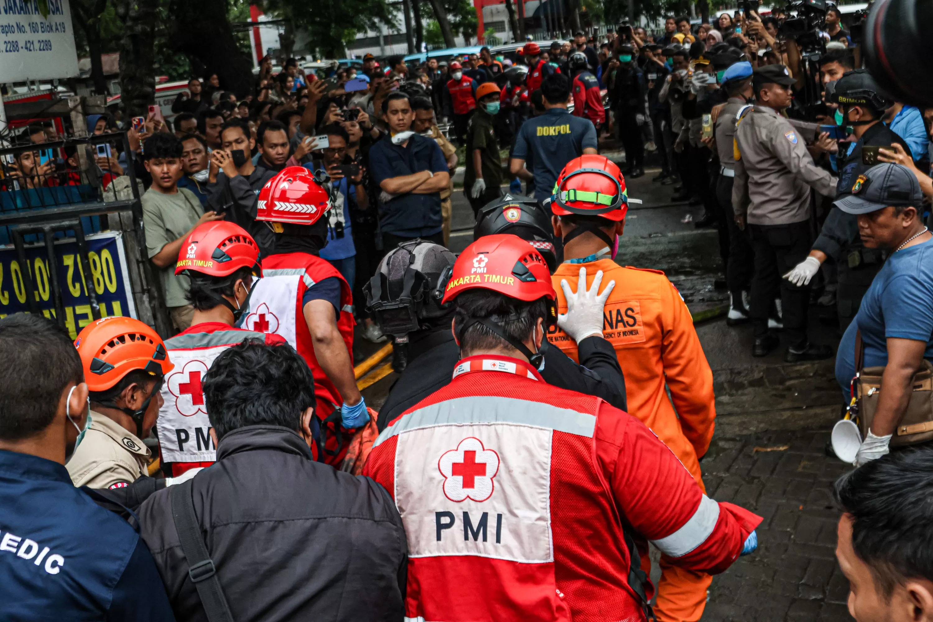 Petugas gabungan mengevakuasi korban kebakaran di toko elektronik kawasan Cempaka Putih, Jakarta, Selasa (09/12/2025).