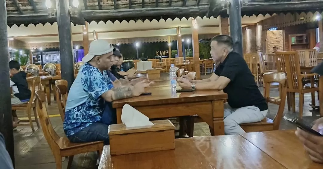 Pertemuan antara pengusaha lokal Junianto, atau yang lebih dikenal sebagai Anto Van Java, dengan Ketua Umum Panser Biru Wareng pada Selasa malam (9/12/2025).