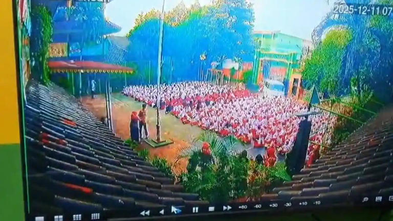 CCTV detik-detik mobil MBG tabrak siswa yang sedang upacara.