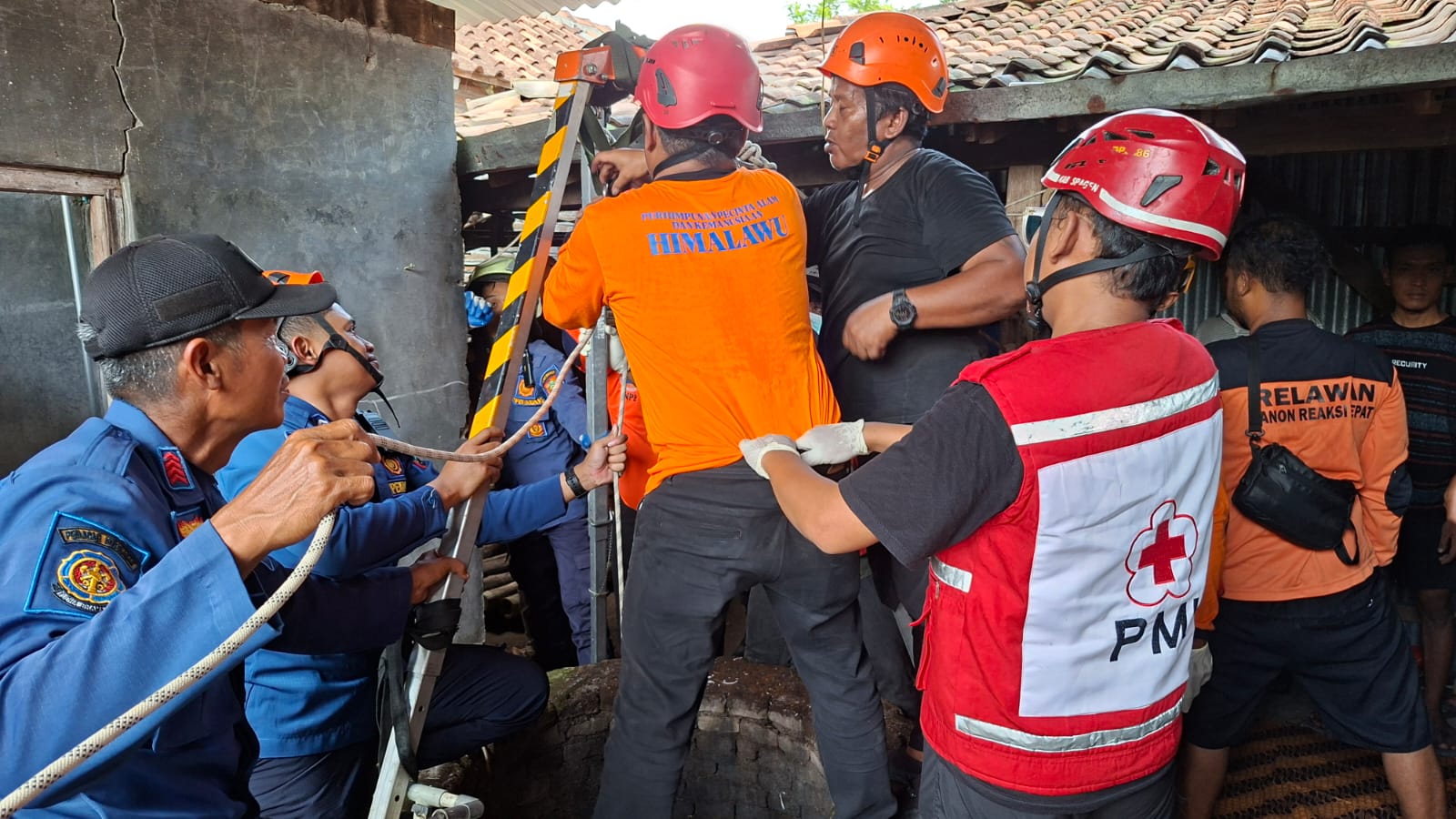 Tim SAR Gabungan melakukan evakuasi dramatis, mengangkat mayat seorang nenek dari dalam sumur.