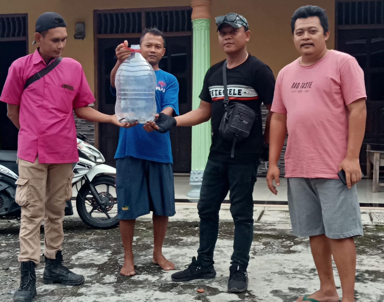 Enam anakan ular kobra ditemukan di rumah warga Desa Jatikuwung, Gondangrejo, Karanganyar, setelah seekor kambing milik warga mati akibat gigitan kobra