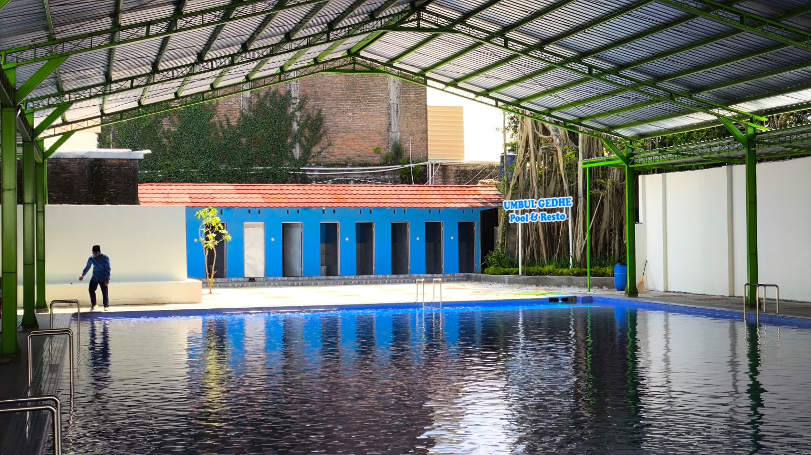 Umbul Gedhe Pool and Resto mengusung konsep kolam renang terpisah untuk wanita dan pria.