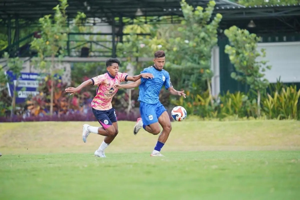 PSIS Semarang melawan PSIW Wonosobo dalam laga uji coba di Lapangan Yogyakarta International School, Rabu (10/12/2025).