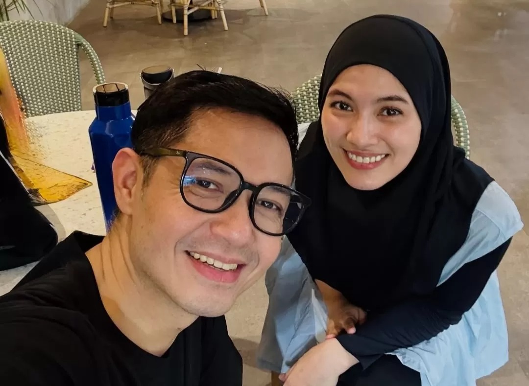 Pasangan artis Dude Harlino dan Alyssa Soebandono.