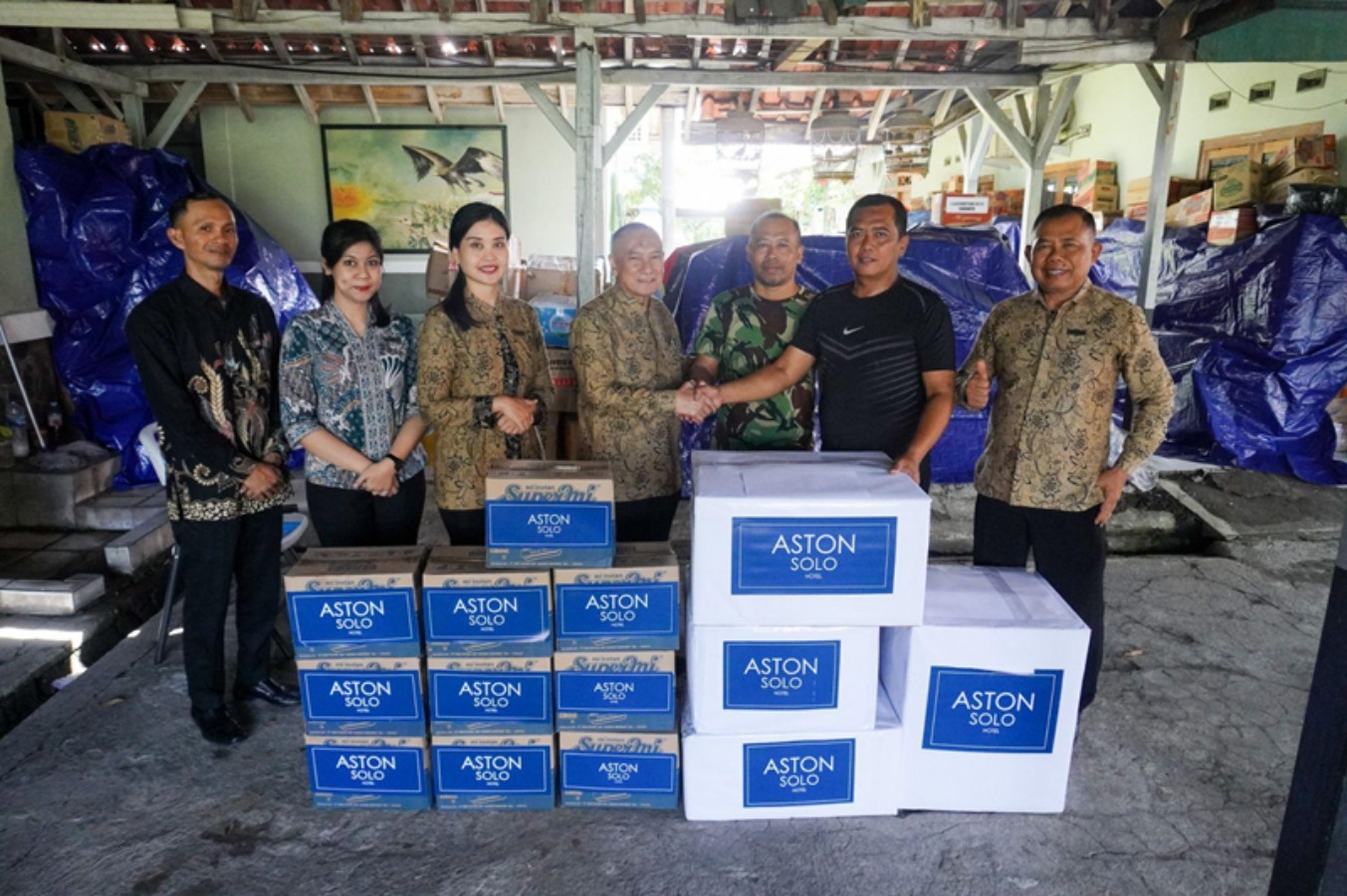 Aston Solo Hotel salurkan bantuan kemanusiaan (pangan, perlengkapan bayi) untuk korban bencana Aceh & Sumut melalui KOREM 074/Warastratama.