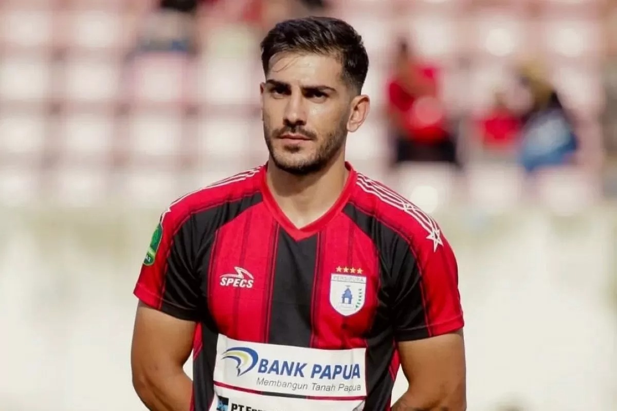 Ali Nouri saat memperkuat Persipura. PSIS dikabarkan mengincar gelandang asal Iran itu.