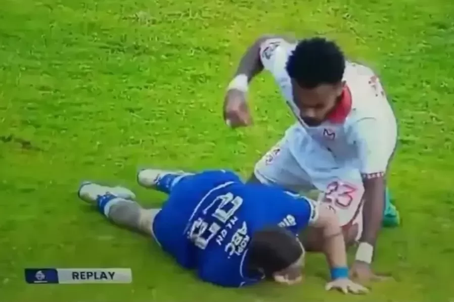 Tangkapan layar saat Yance Sayuri ingin memukul Marc Klok dalam duel Malut United vs Persib Bandung.