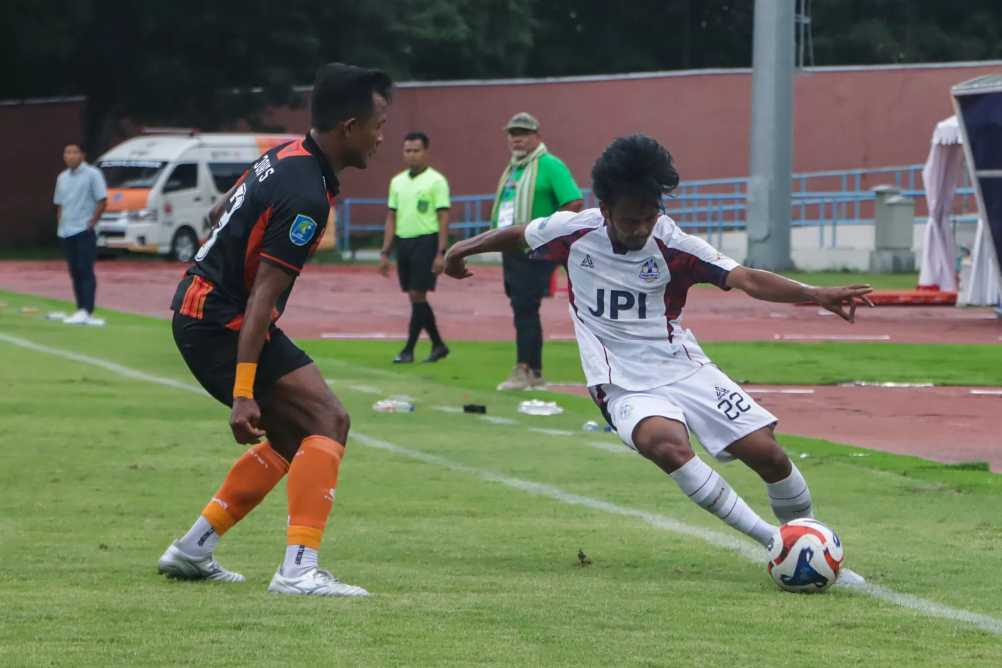 Persika Karanganyar melawan Persibo Bojonegoro di Stadion UNS, Jumat sore (12/12).