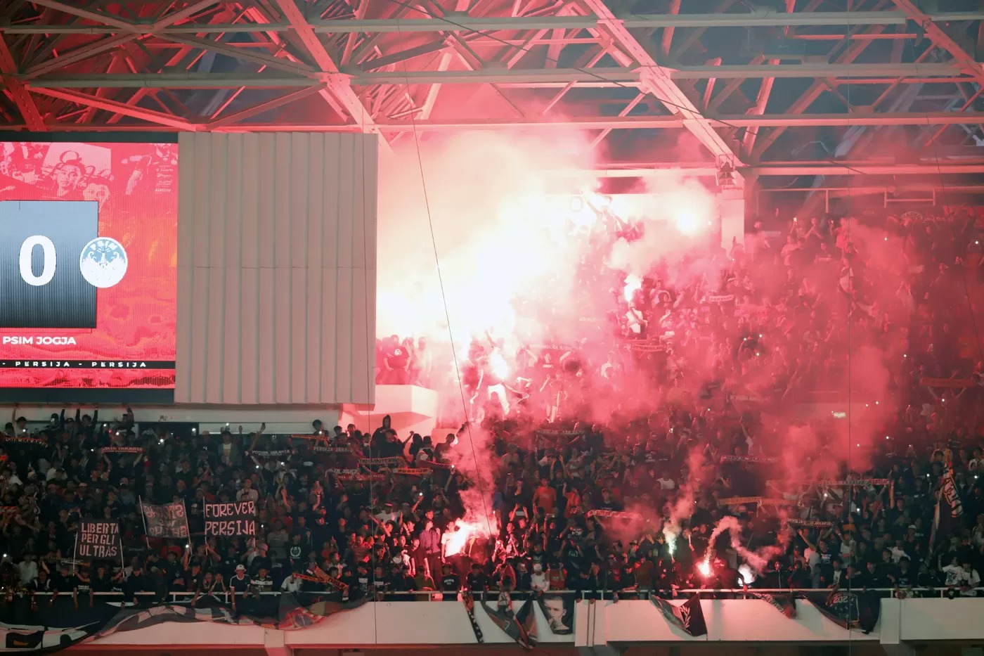 Suporter Persija saat Laga pekan ke-14 Super League 2025/2026 antara Persija Jakarta melawan PSIM Yogyakarta yang digelar di Stadion Utama Gelora Bung Karno, Jakarta, Jumat (28/11/2025).