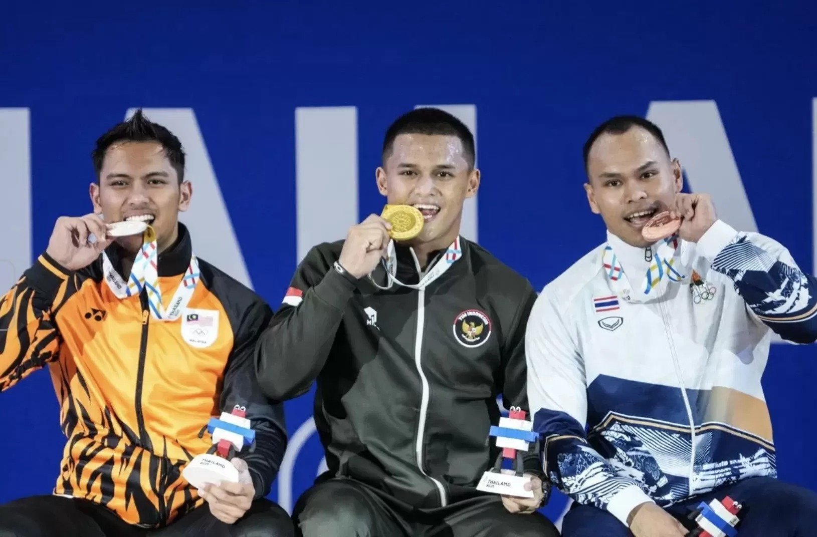 Rizki Juniansyah berada di atas podium usai menyabet emas SEA Games 2025 nomor 79 kg putra.