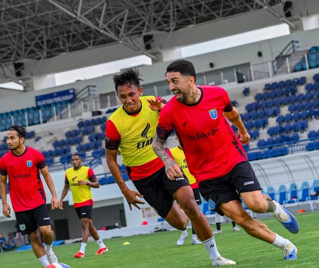 Jonathan Bustos (kanan) masih terlihat di sesi latihan Persela Lamongan ditengah kabar akan bergabung dengan PSIS Semarang.