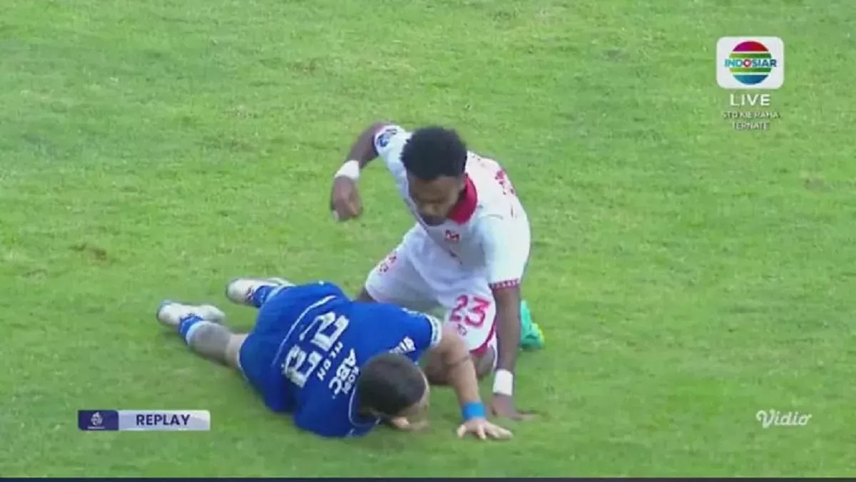 Aksi Klok vs Sayuri.