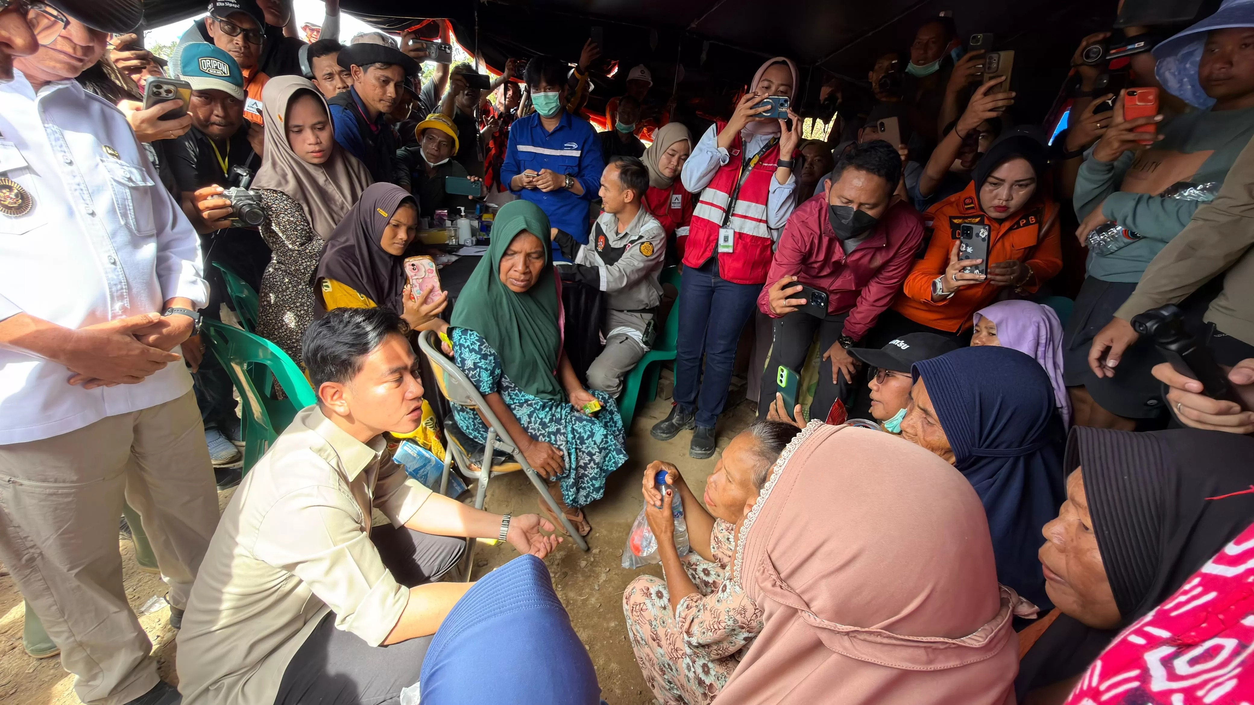 Wakil Presiden Gibran Rakabuming berdialog dengan warga pengungsi di Kecamatan Palembayan, Kabupaten Agam, Sumatera Barat, Kamis (4/12/2025).