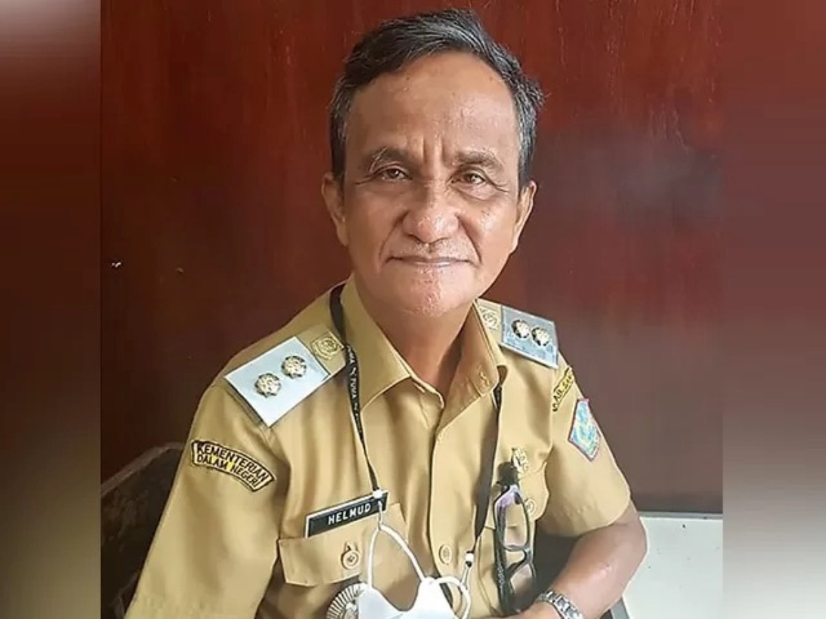 DEKAT DENGAN RAKYAT: Helmud Hontong semasa bertugas sebagai wabup.