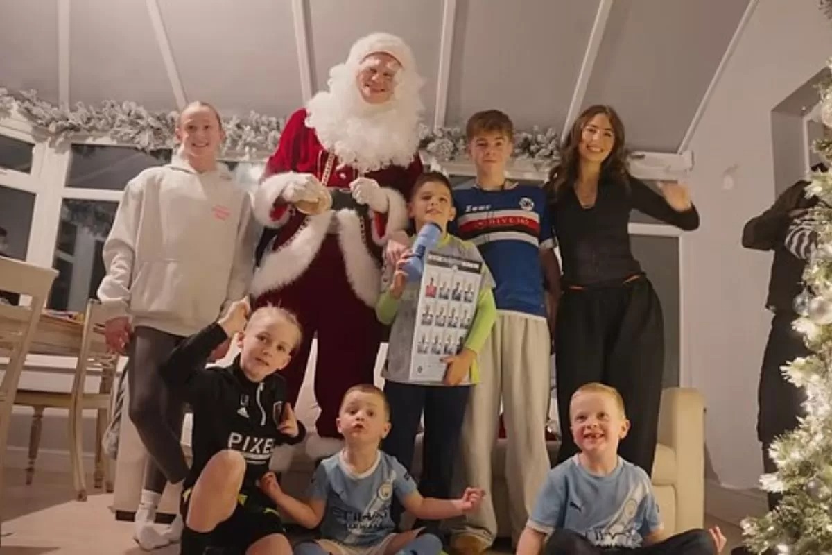 Erling Haaland menyamar sebagai Sinterklas jelang Natal.