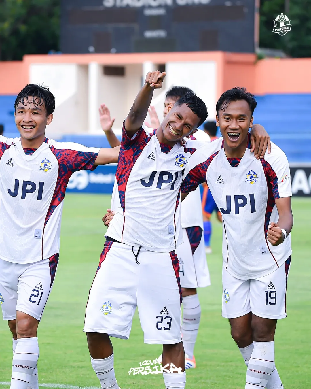 Para pemain Persika Karanganyar berselebrasi atas kemenangan lawan Persikutim di Liga 3.