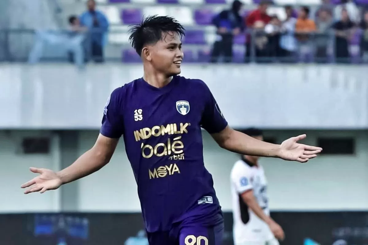 Hokky Caraka cetak brace ke gawang Persik Kediri. 