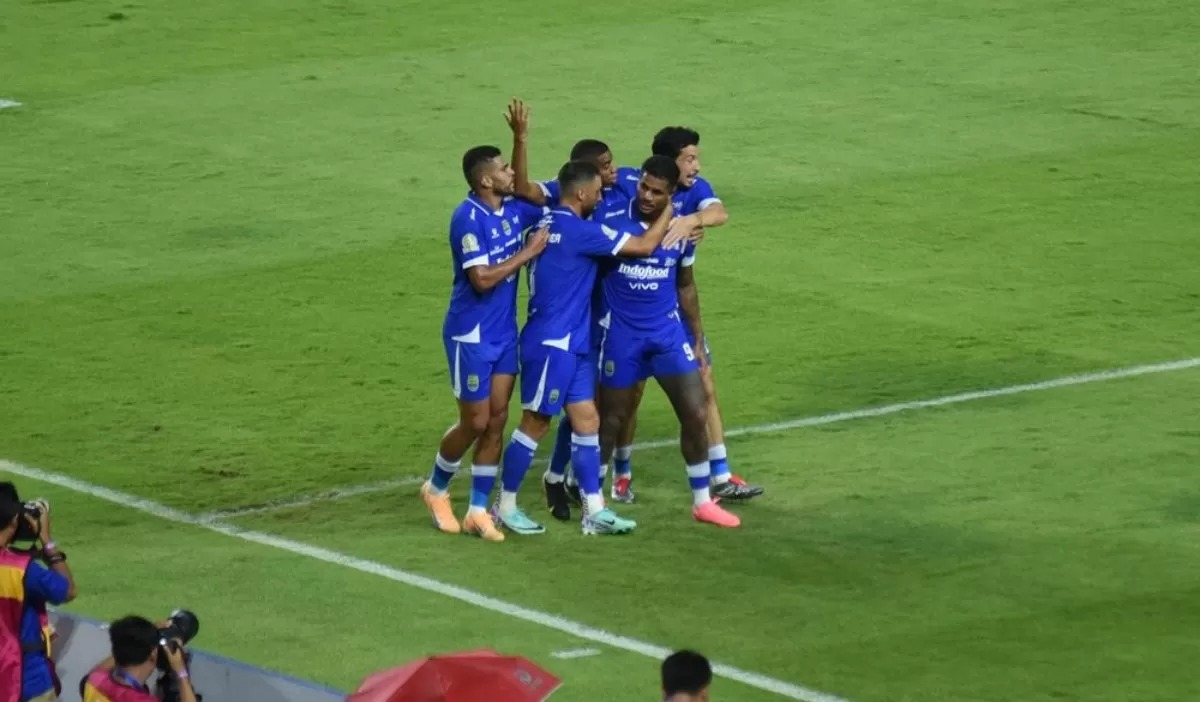 Skuad Persib Bandung rayakan gol Ramon ke gawang Bhayangkara FC.
