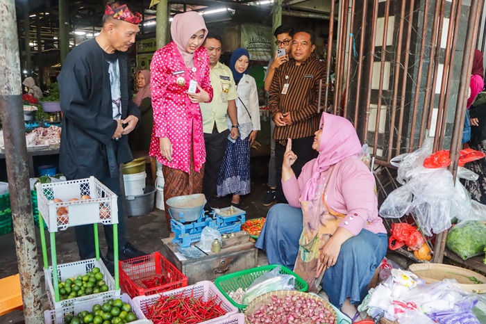 Wakil Wali Kota Solo, Astrid Widayani melakukan inspeksi mendadak (sidak) pangan di sejumlah lokasi.