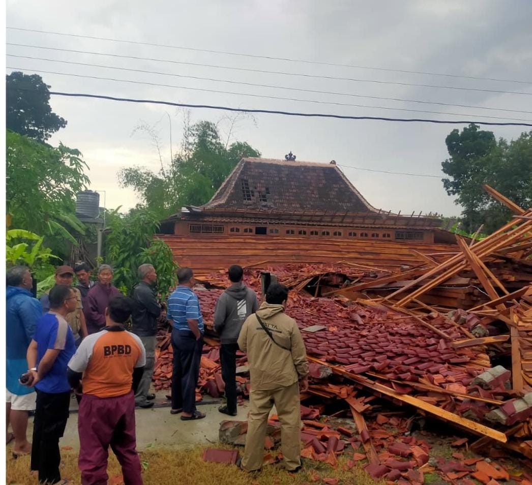 Joglo megah di Sambungmacan roboh total, akibat cuaca ekstrem yang menerjang Kabupaten Sragen.