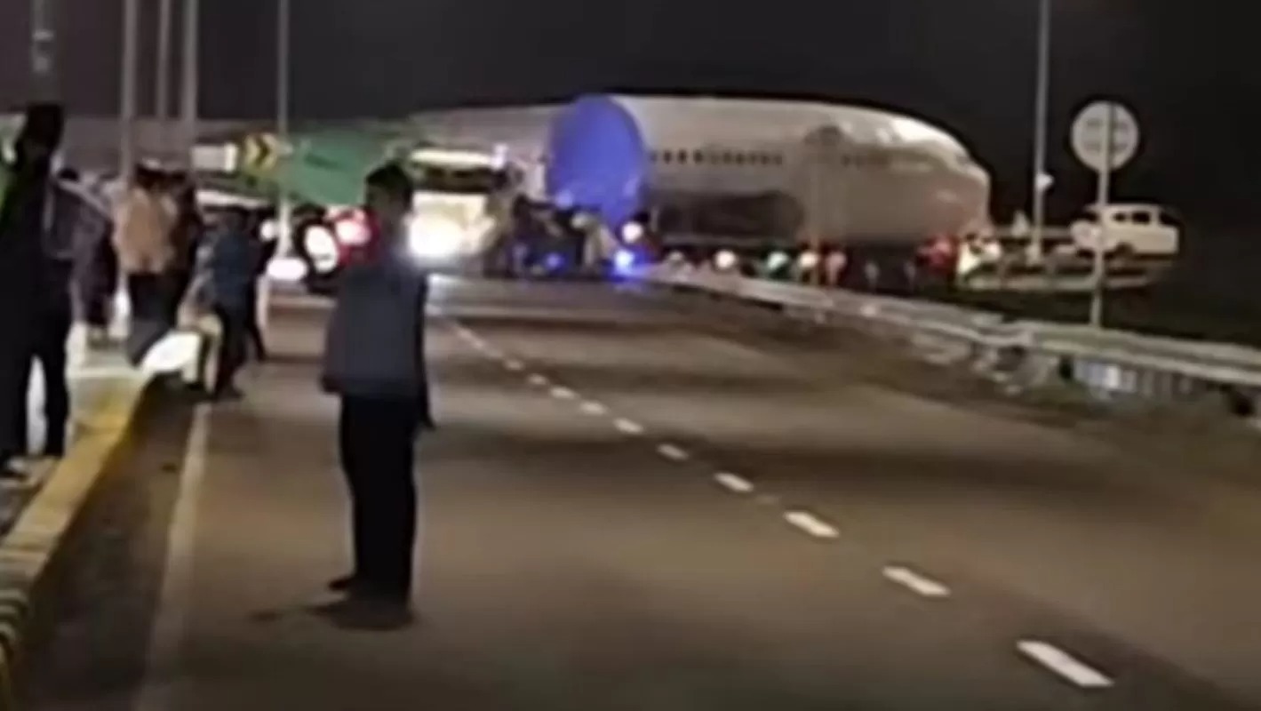 Truk pengangkut pesawat tersangkut di aspal di sekitar Bandara Soekarno Hatta, Minggu (22/12/2025).