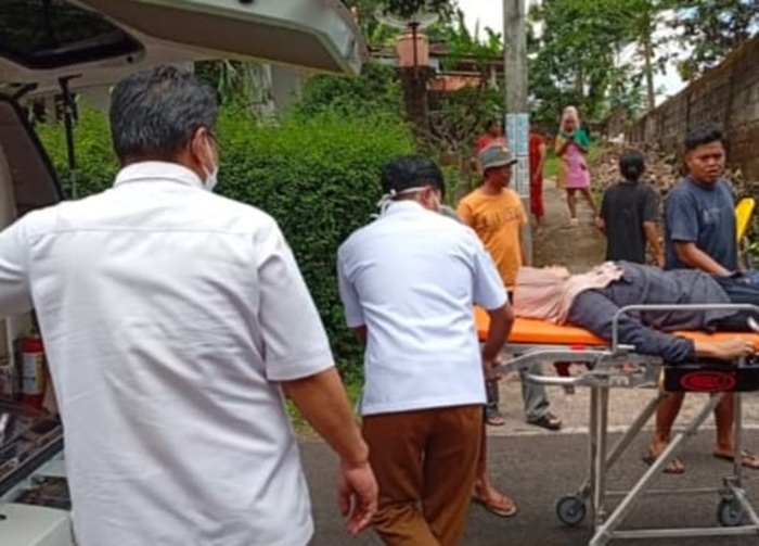 Korban saat dibawa dengan ambulans