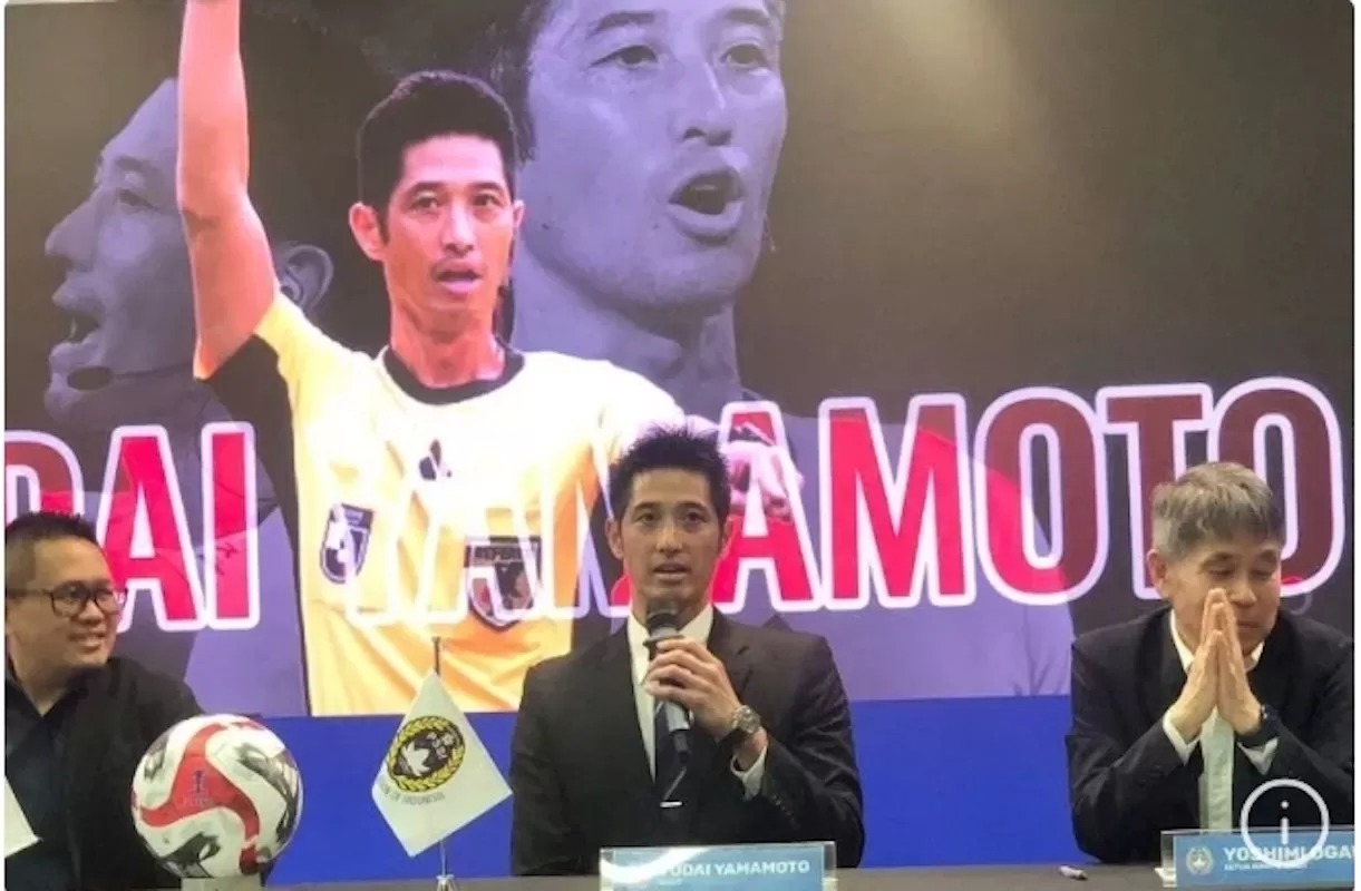 Wasit Yudai Yamamoto (tengah) jadi pengadil lapangan asing pertama yang dikontrak secara full time oleh PSSI.