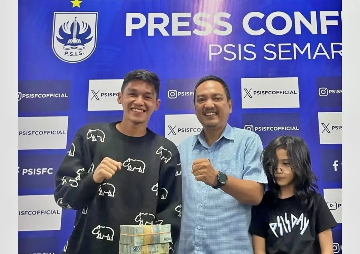 Yoyok sukawi (tengah) resmi berpamitan dari PSIS Semarang.