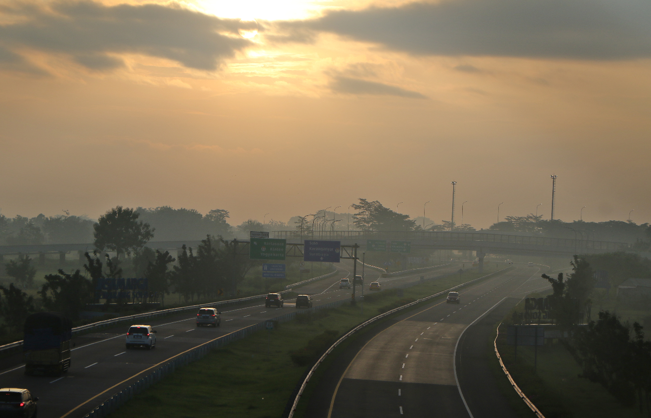 Lalu lintas di jalan tol jelang Natal.