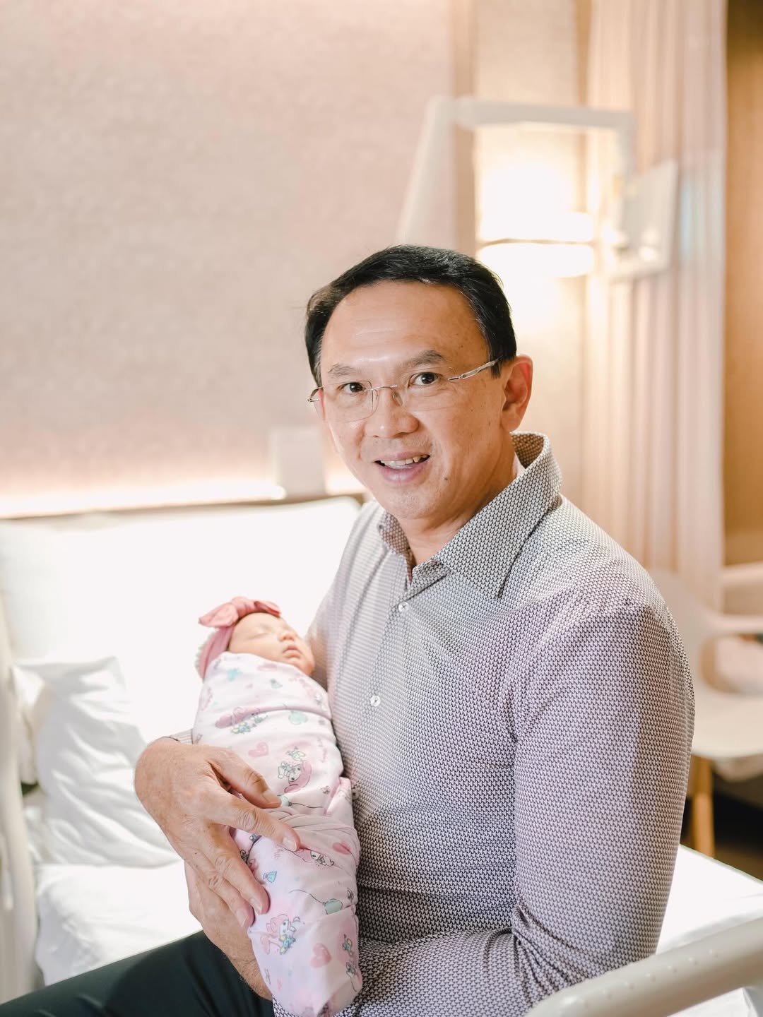 Basuki Tjahaja Purnama alias Ahok dengan anak ketiganya dengan Puput Nastiti Devi.